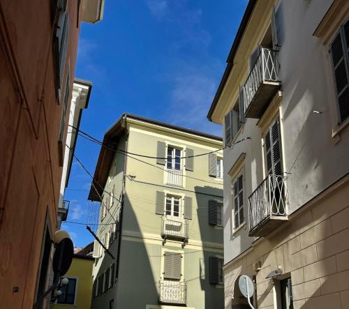 an alley between two buildings with a blue sky in the background at San Filippo Studio Biella Centro in Biella