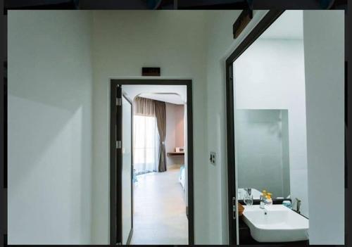 三岐的住宿－Canh Tien Homestay Tam Thanh Beach，浴室设有镜子、水槽和浴缸