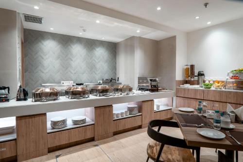 cocina con encimera con ollas y sartenes en Le ROI Express Paharganj, en Nueva Delhi