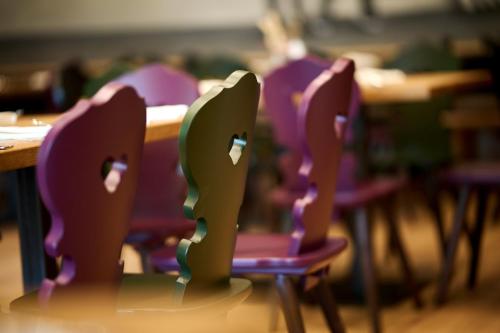 a row of purple chairs in a classroom at Hotel Bannwaldsee in Halblech