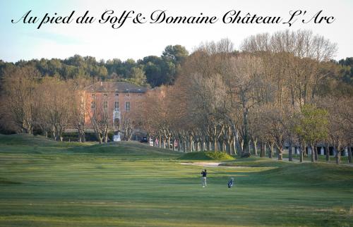 two people playing golf on a green in front of a building at Hôtel Mount Venturi - Aix-En-Provence Sainte-Victoire - Bar & Restaurant & Padel in Rousset