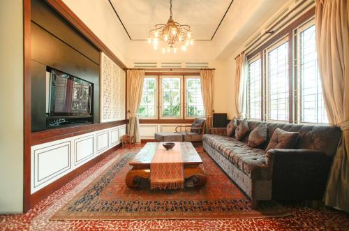 a living room with a couch and a table at Huize Betsy in Bandung