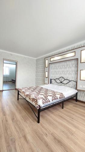 Katil atau katil-katil dalam bilik di Astina Hotel