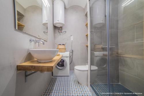 La salle de bains est pourvue de toilettes, d'un lavabo et d'une douche. dans l'établissement Poblenou 3bd 5 min to the Beach, à Barcelone