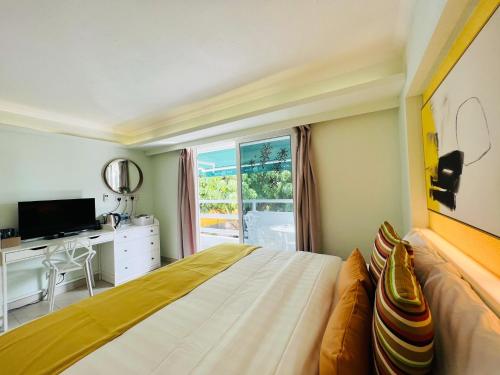 sypialnia z łóżkiem, telewizorem i oknem w obiekcie Bellagio Pets Friendly Resort w Hongkongu
