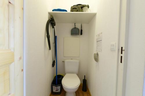 een kleine badkamer met toilet in een kamer bij B406- Appartement 2 pieces cabine 6 personnes in Orcières