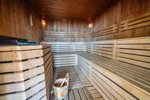 Galería fotográfica de Pohorje Village Wellbeing Resort - Wellness & Spa Hotel Bolfenk en Hočko Pohorje
