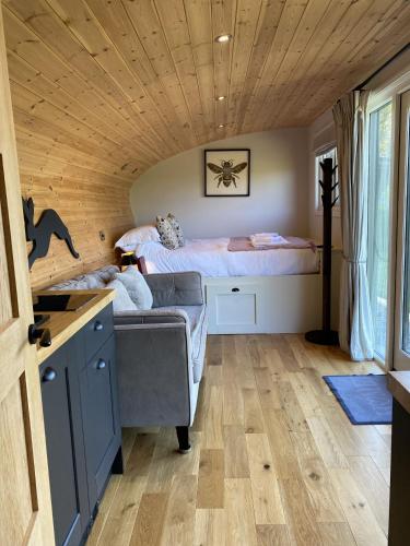1 dormitorio con cama y techo de madera en Meadow View - Bottom Cabin, en Foolow