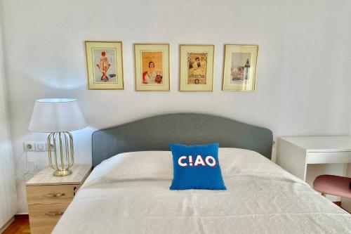 Postel nebo postele na pokoji v ubytování New Retropolitan Club - luxstay apt with terrace In Patras