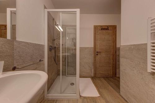 カンピテッロ・ディ・ファッサにあるAppartamento Lunaのバスルーム(シャワー、バスタブ、シンク付)