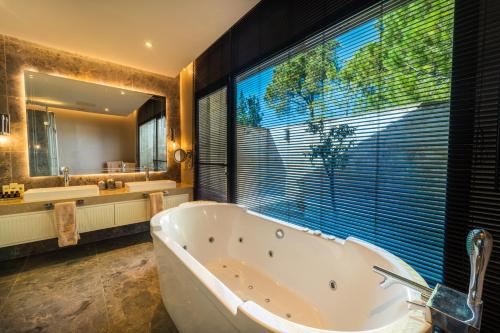 Ένα μπάνιο στο IC Hotels Green Palace & Villas