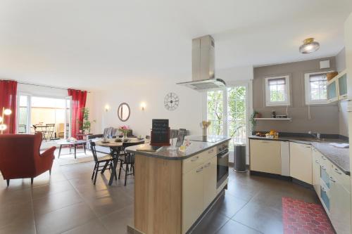 une cuisine et un salon avec une table et des chaises dans l'établissement expat renting - Le Bistrot - St Cyprien - Parking, à Toulouse