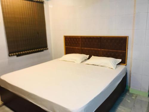 um quarto com duas camas num quarto em Royal Rasool Residency em Paramagudi