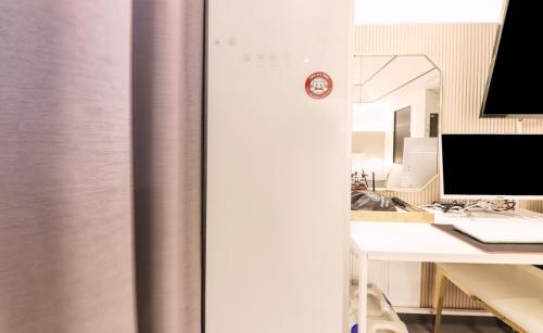 an office with a desk with a computer and a refrigerator at Brown Dot Hotel Yangsan Seochang in Yangsan