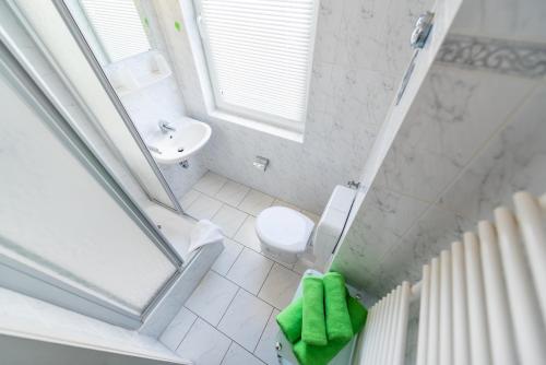 an overhead view of a bathroom with a toilet and a sink at Villa Bella Vista - Meerblick 5 in Sassnitz