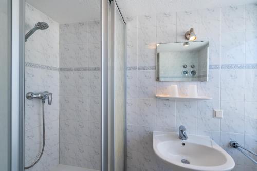 een badkamer met een douche en een wastafel bij Villa Bella Vista - Meerblick 5 in Sassnitz