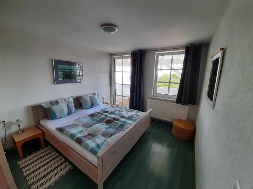 1 dormitorio con cama y ventana en Villa Bella Vista - Meerblick 6, en Sassnitz