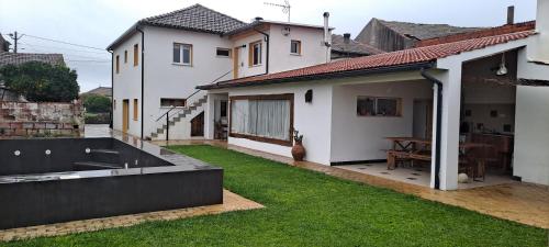 a backyard of a house with a large yard at Casa da Avó do Puto in Mealhada
