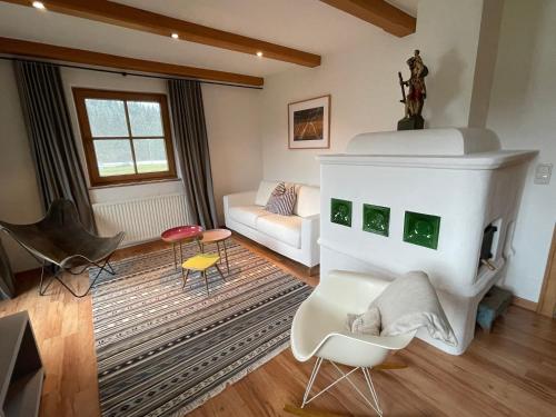 Design Apartment Westendorf by Alpine Host Helpers في وستندورف: غرفة معيشة مع أريكة ومدفأة