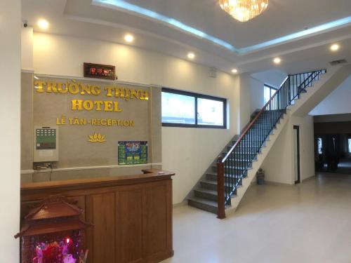 um hall de entrada com uma escada sinuosa num hospital em Trường Thịnh Hotel em Vinh