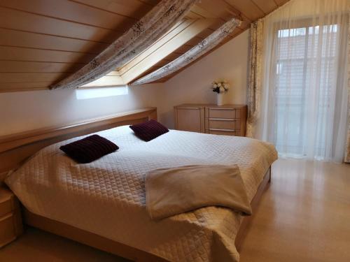 sypialnia z dużym łóżkiem w pokoju w obiekcie Fewo Perlseeblick w mieście Waldmünchen