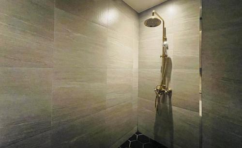 a bathroom with a shower with a glass door at Brown Dot Hotel Yangsan Seochang in Yangsan