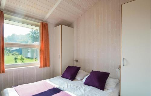 ein kleines Schlafzimmer mit einem Bett und einem Fenster in der Unterkunft Friedrichskoog-strandpark 4 in Friedrichskoog