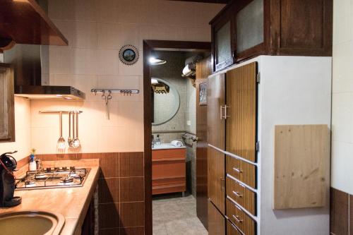 a small kitchen with a sink and a refrigerator at Casa Cueva Picoesquina in Guadix