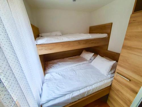 Dos literas en una habitación pequeña en Apartment U 154 - Aparthotel Vučko, en Jahorina