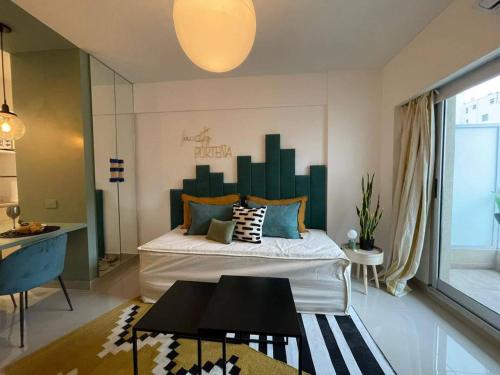 1 dormitorio con 1 cama con cabecero verde grande en San Telmo- Edificio Paseo De La Cisterna- 309 en Buenos Aires