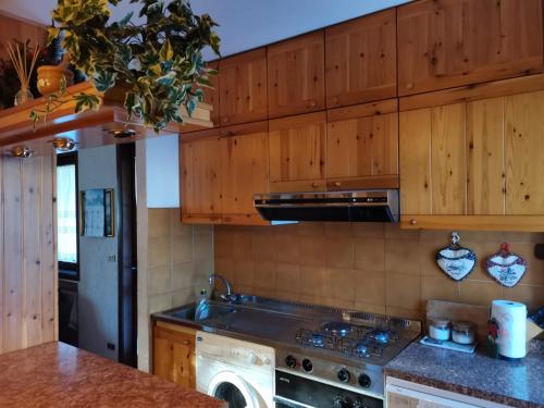 羅阿納的住宿－Elisa's Home，厨房配有水槽和炉灶 顶部烤箱