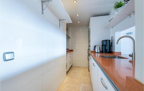 2 Bedroom Gorgeous Apartment In Benalmádena