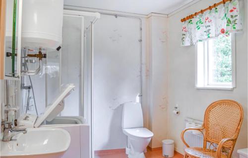 e bagno con servizi igienici, lavandino e doccia. di 3 Bedroom Lovely Home In Vrena a Vrena