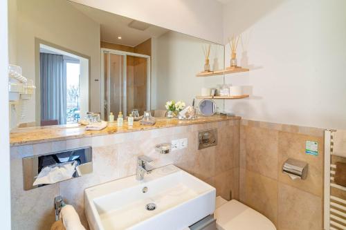 ein Bad mit einem Waschbecken und einem WC in der Unterkunft Apartment Hotel Schreier in Lindau