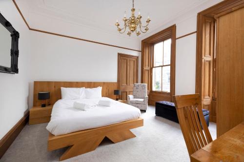Un pat sau paturi într-o cameră la ALTIDO 5 Bedroom Apt near Meadows and George Square