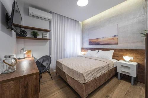 een hotelkamer met een bed en een bureau bij Temple of PPG in Thessaloniki in Thessaloniki