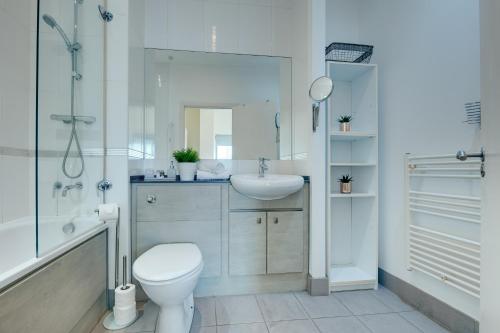 e bagno con servizi igienici, lavandino e doccia. di Crown Apartments 309 by Week2Week a Newcastle upon Tyne