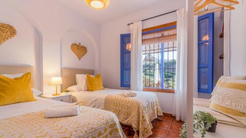 Posteľ alebo postele v izbe v ubytovaní Villa Cortijo Miramar Frigiliana by Ruralidays
