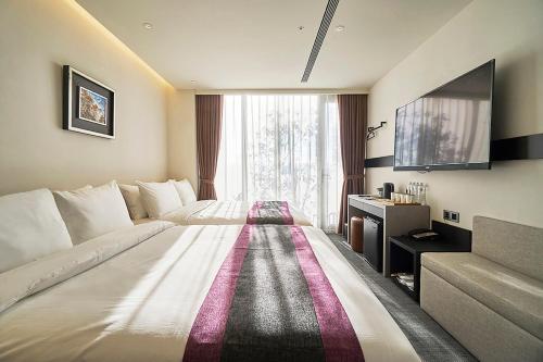 TV a/nebo společenská místnost v ubytování Royal Roi Hotel