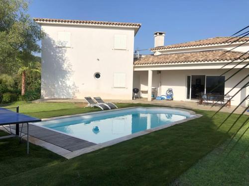 einen Pool im Hof eines Hauses in der Unterkunft Villa de charme avec piscine entre Ajaccio et Porticcio in Eccica-Suarella