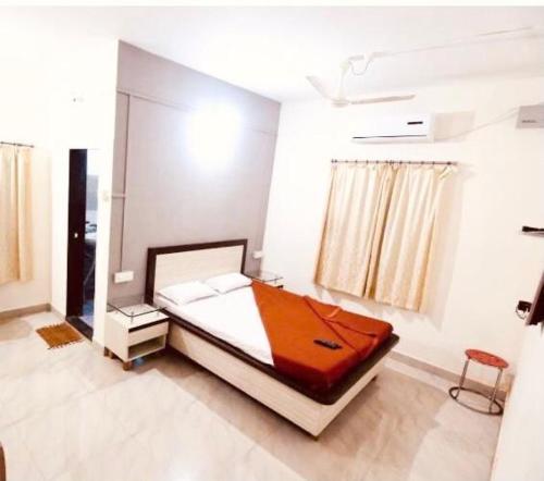 een slaapkamer met een groot bed in een kamer bij Sai Sagar Beach Niwas in Malvan