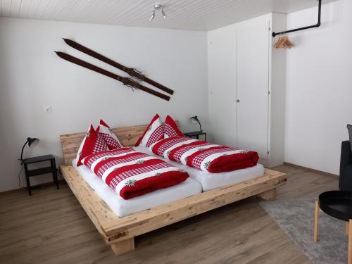 una cama con almohadas rojas en una habitación en Chalet Pfyffer - Mountain view, en Grindelwald