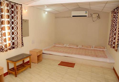 een slaapkamer met een groot bed in een kamer bij Sai Sagar Beach Niwas in Malvan