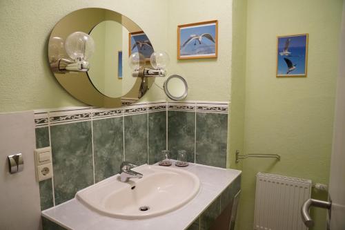 y baño con lavabo y espejo. en Ferienwohnung Splitek, en Kurort Altenberg