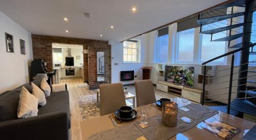 una sala de estar con un sofá y una mesa en Chapel row 1, en Wirksworth