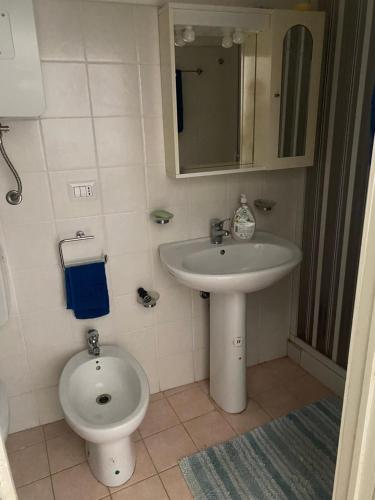 ein Bad mit einem Waschbecken und einem WC in der Unterkunft Casa al vecchio mulino in Sperlinga