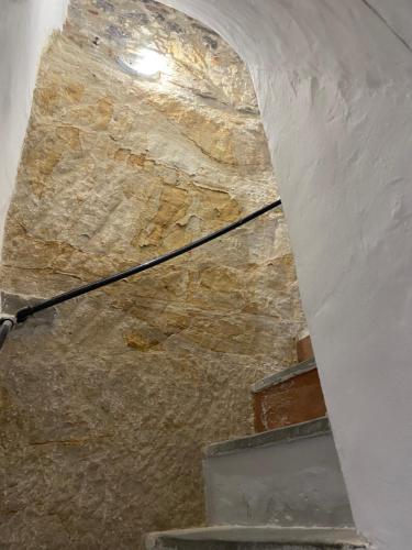 eine Steintreppe in einem Gebäude mit einer Steinmauer in der Unterkunft Casa al vecchio mulino in Sperlinga