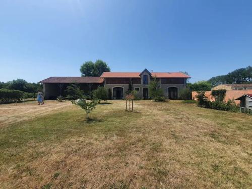 a house in a field with a yard at Chambre accès séparé, vignes, océan et Bordeaux in Moulis-en-Médoc