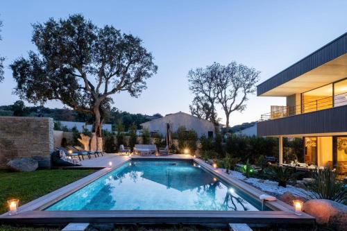 une piscine dans l'arrière-cour d'une maison dans l'établissement Villa Renajolo 10 pers piscine chauffée 2 min plage en voiture, à Sainte-Lucie de Porto-Vecchio