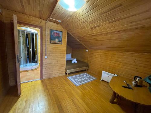 een lege kamer met een bed in een houten kamer bij Sky Land Camping & Resort in Chişinău